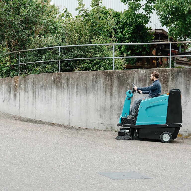 70060 Zefir Kehrsaugmaschine Draussen Bei Steigung