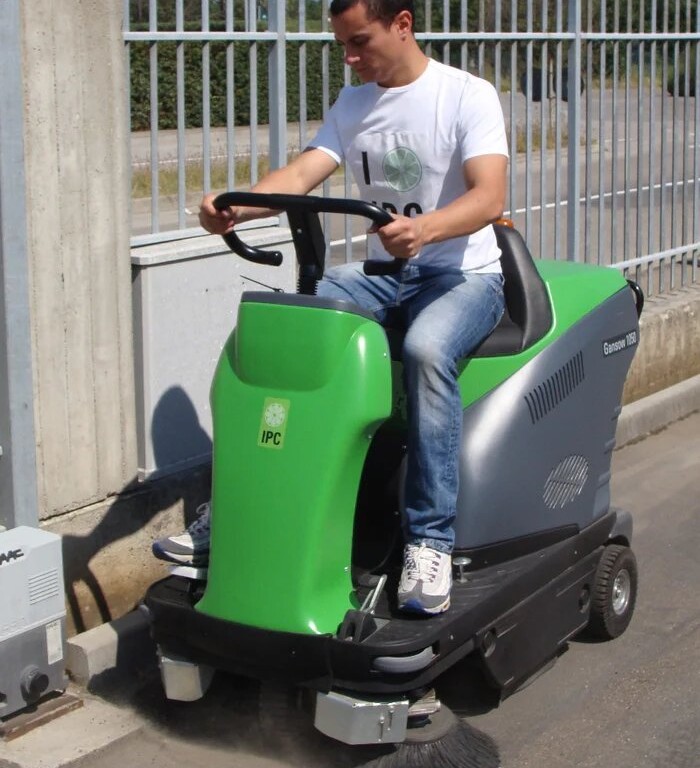 Balayeuse autoportée IPC-Gansow 1050 - Technologie hybride durable – Image 4