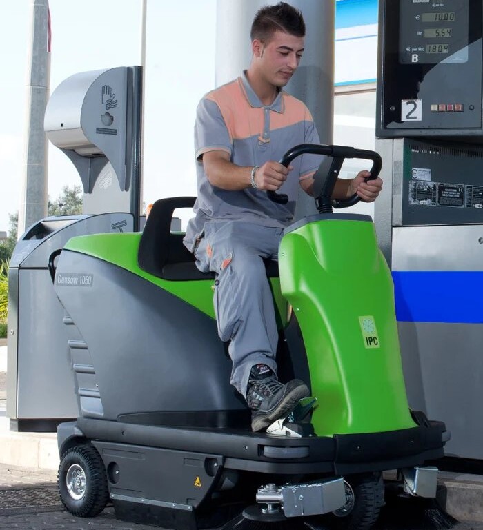 Balayeuse autoportée IPC-Gansow 1050 - Technologie hybride durable – Image 3