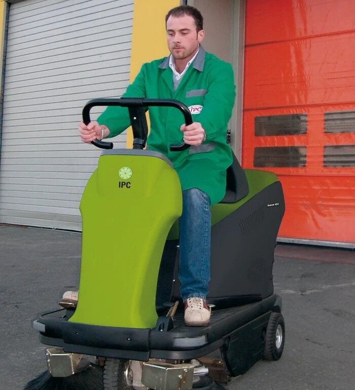 Balayeuse autoportée IPC-Gansow 1050 - Technologie hybride durable – Image 2