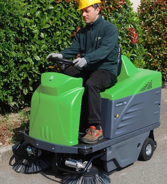 IPC-Gansow 1250 ride-on vacuum sweeper - Sustainable hybrid technology - Image 6