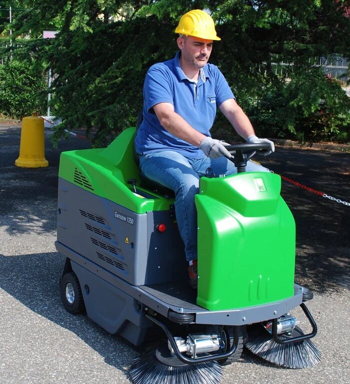IPC-Gansow 1250 ride-on vacuum sweeper - Sustainable hybrid technology - Image 5