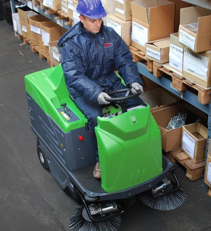 IPC-Gansow 1250 ride-on vacuum sweeper - Sustainable hybrid technology - Image 4