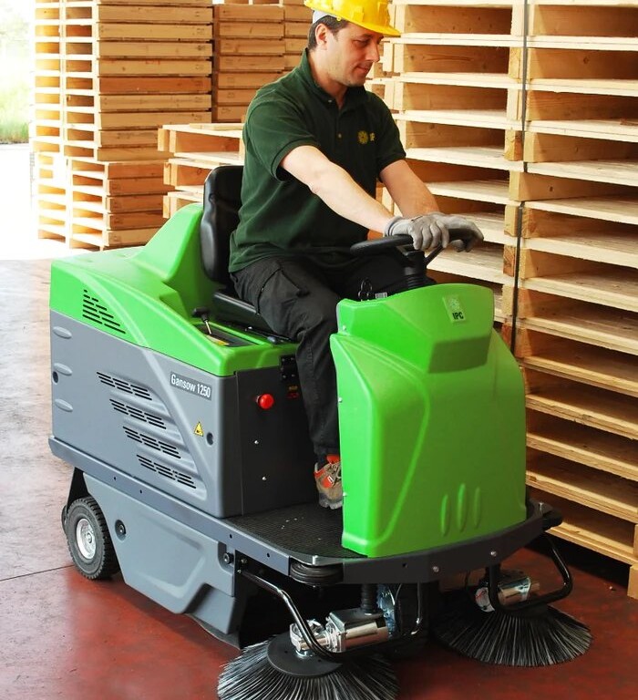 IPC-Gansow 1250 ride-on vacuum sweeper - Sustainable hybrid technology - Image 3